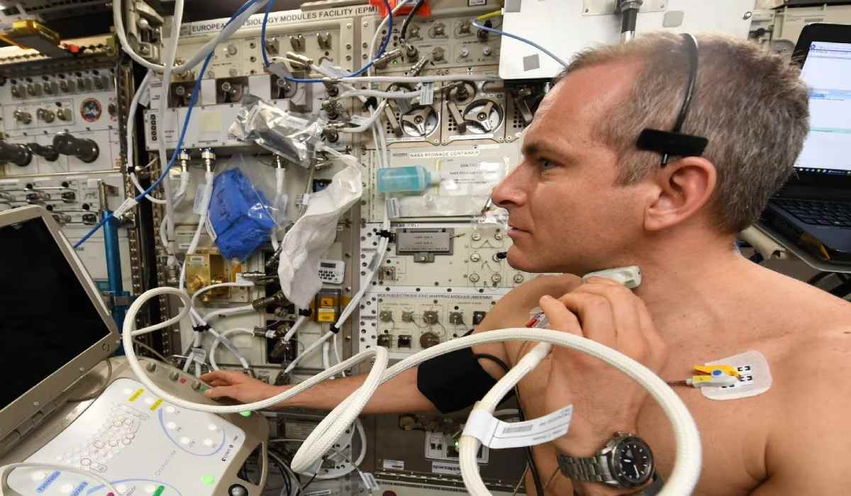 فضانورد تحت نظر متخصص طب هوا و فضا برای درمان بیماری‌های قلبی
