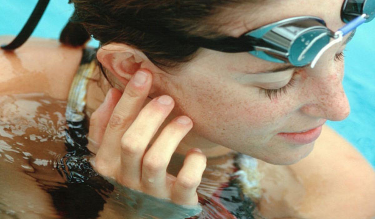علل عفونت گوش شناگران، ورود آب به داخل گوش آنها