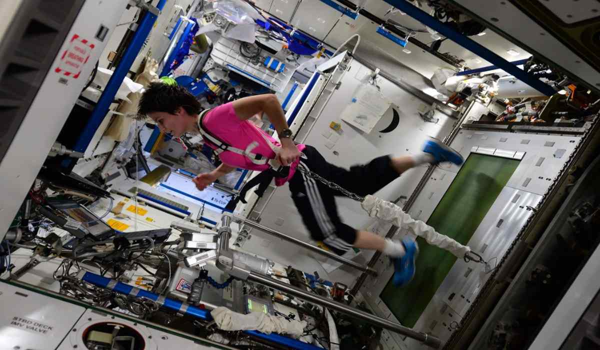 فضانورد در حال انجام تمرینات ورزشی تحت نظر دکتر هوا و فضا