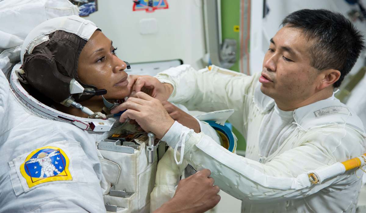 دکتر هوا و فضا در حال تزریق آمپول به فضانورد