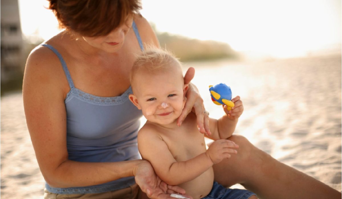 قرار گرفتن زیاد در معرض آفتاب، از دلایل خشکی پوست نوزاد