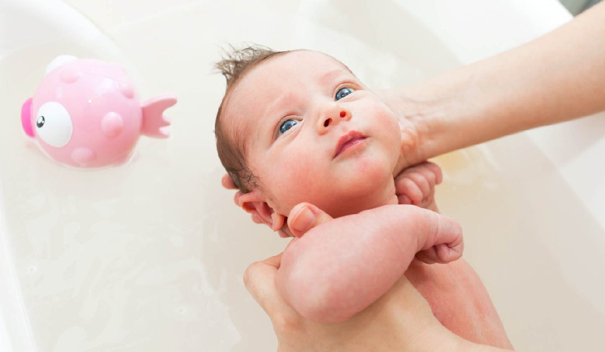 حمام بردن بیش از حد، باعث خشکی پوست نوزاد می شود.