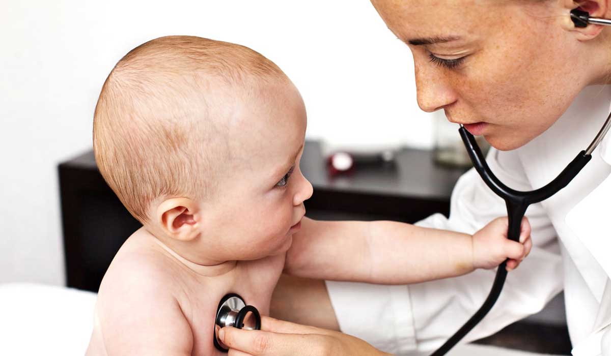 پزشک اطفال در حال بررسی علائم اسهال و استفراغ نوزاد