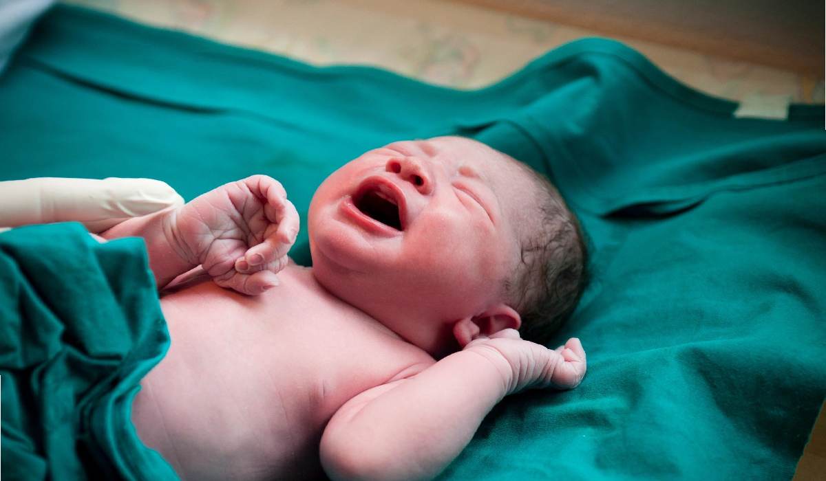 بیشتر نوزادان با زایمان طبیعی به دنیا می آیند اما سزارین نیز در سال های اخیر رایج شده است.