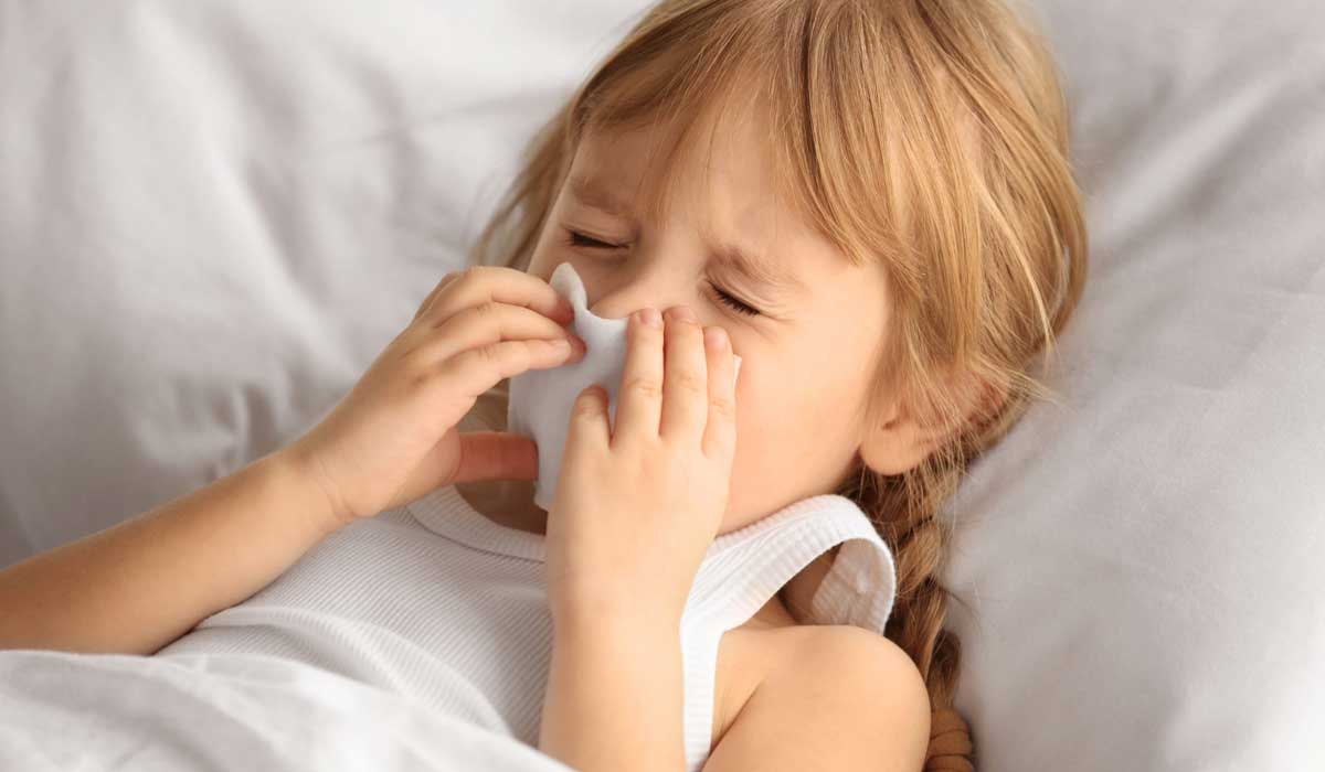 سرماخوردگی و عطسه کودک یکی از علائم سرماخوردگی کودکان