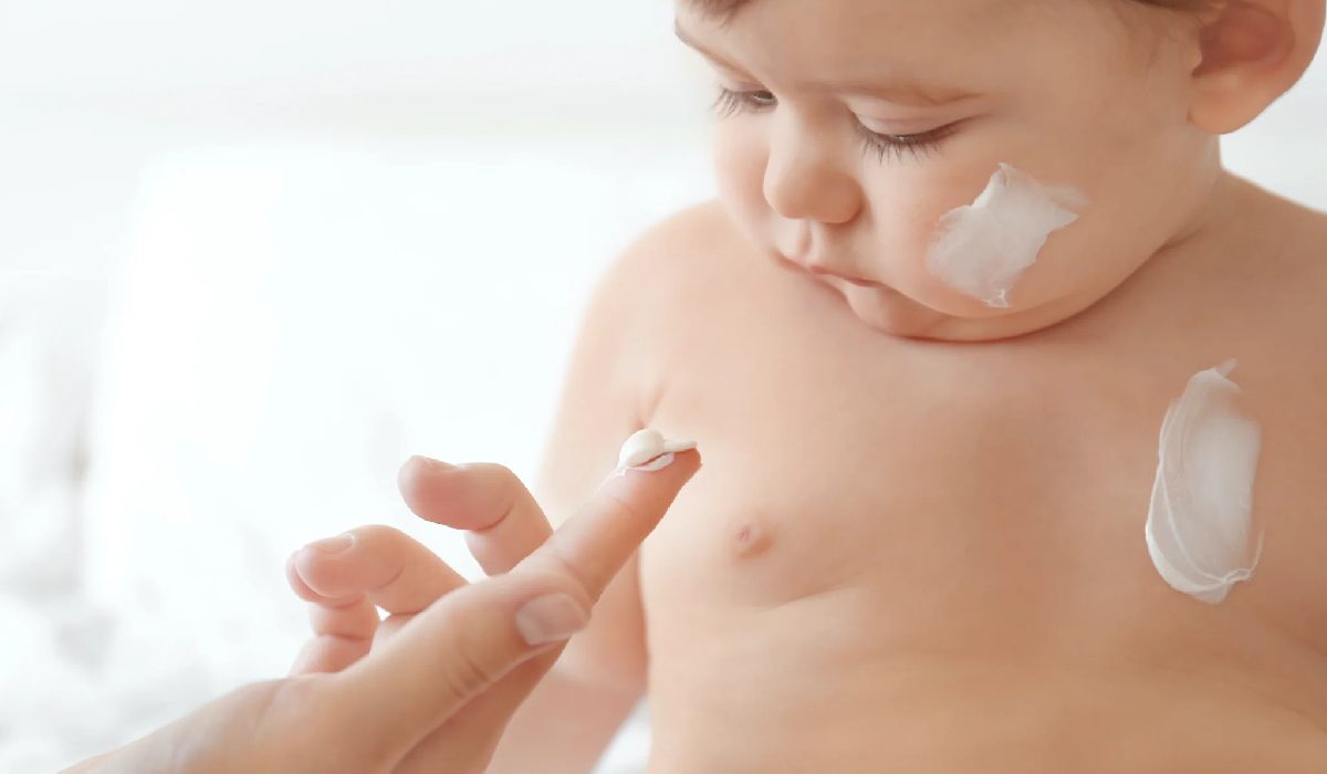 چرب کردن مرتب پوست برای درمان خشکی پوست نوزاد