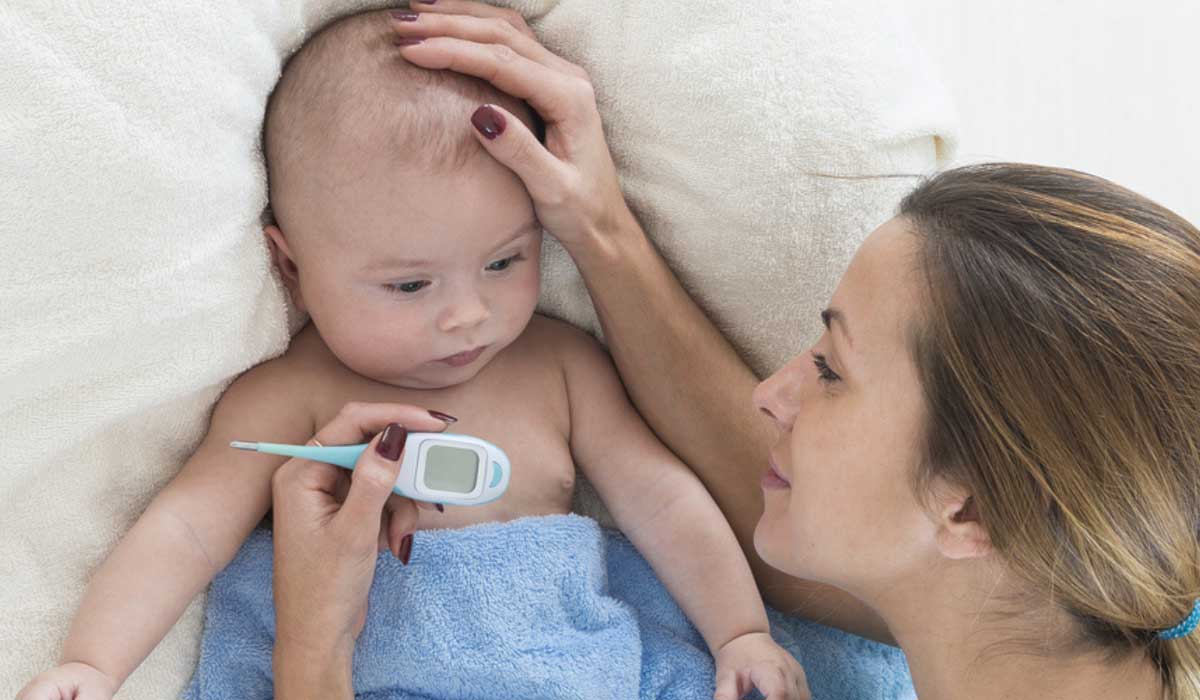 اندازه‌گیری دما از طریق زیربغل یکی از روش های سنج تب نوزاد