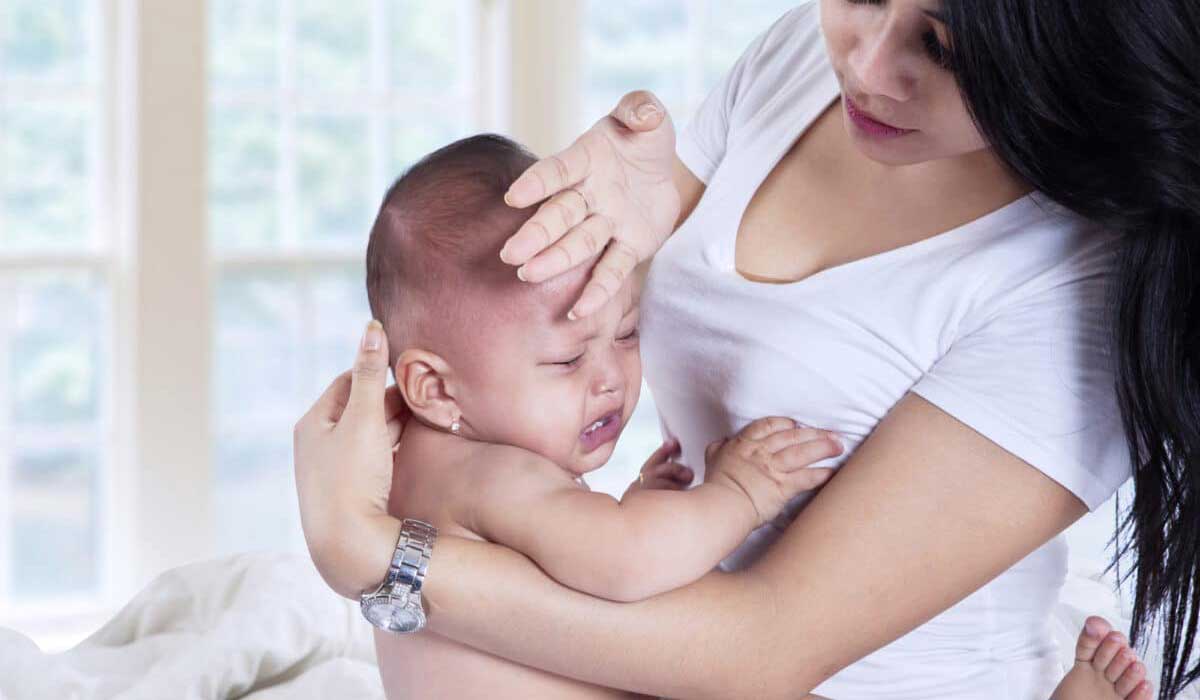 چک کردن تب نوزاد با دست توسط مادر