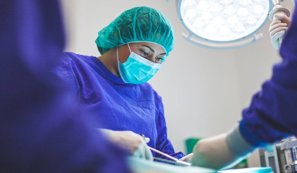 جراح ارتوپدی در حال انجام عمل جراحی استخوان