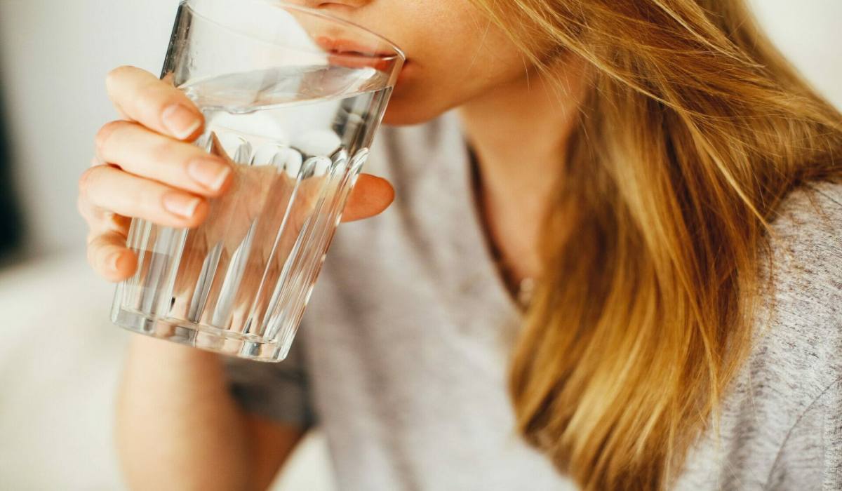 نوشیدن آب، راهی برای درمان سرگیجه