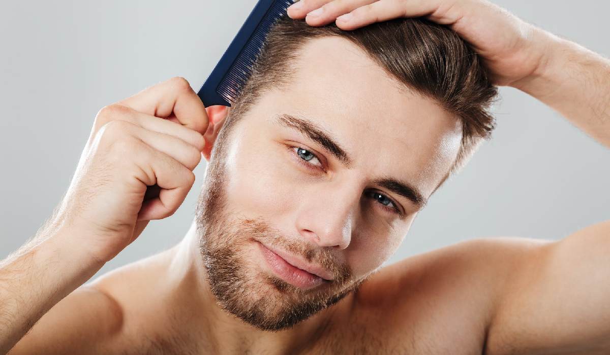 شانه زدن مرتب مو باعث تحریک و افزایش رشد مو در مردان و زنان می شود