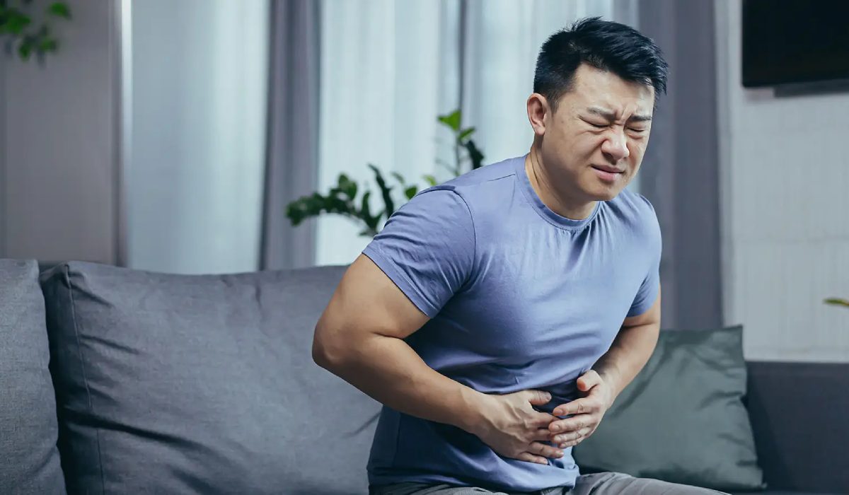 بیماری‌های گوارشی که باعث شدن مرد آسیایی شکم درد داشته باشد