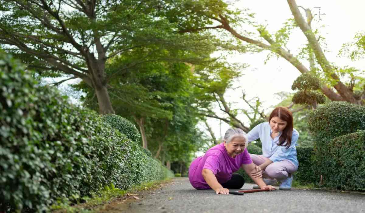 شکستگی مچ دست به علت زمین خوردن فرد