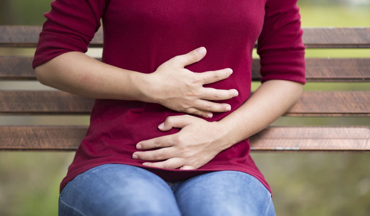 بیماری‌های گوارشی و اختلالات گوارشی که باعث شده است زن در پارک شکم خود را فشار دهد