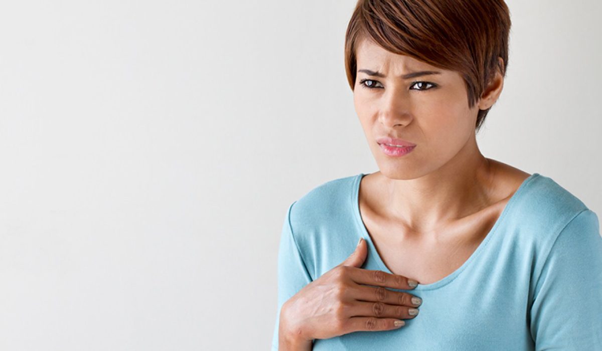 زن یبه علت درد سینه سمت راست زنان دست روی قفسه سینه خود گذاشته