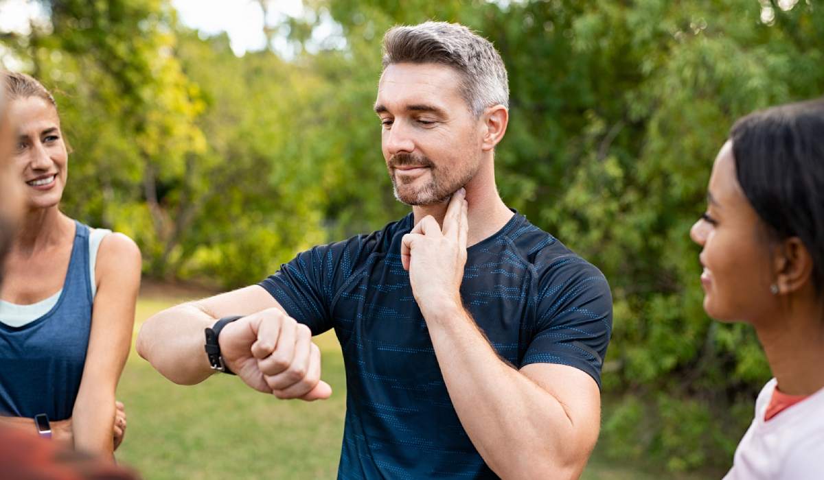 فرد ورزشکار در احال اندازه‌گیری ضربان قلب خود به روش دستی