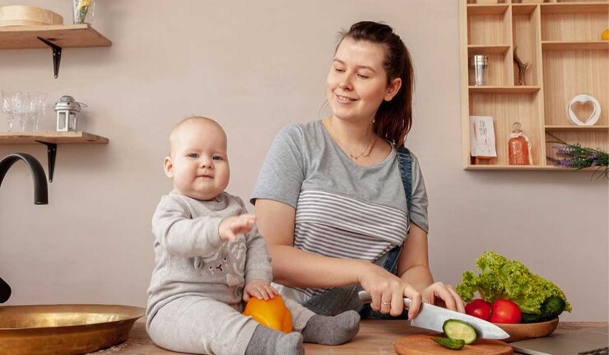 مادری در حال درست کردن وعده ای با توجه به رژیم لاغری مناسب برای شیردهی و سلامت نوزاد