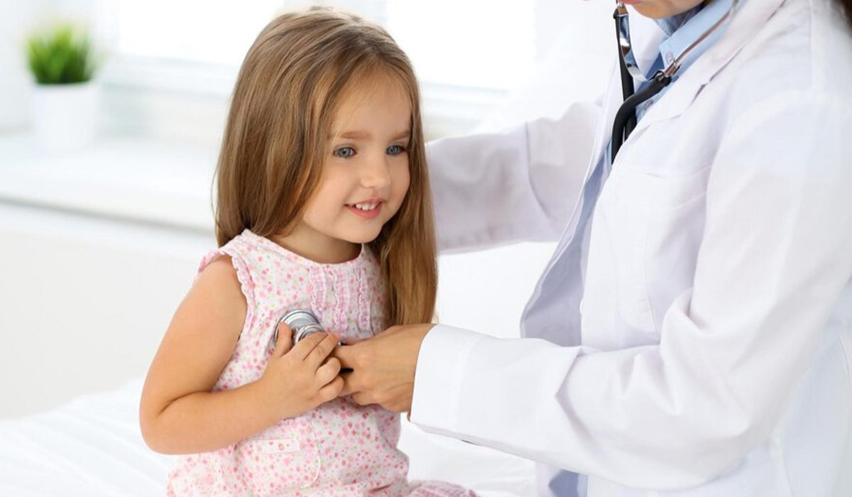 پزشک در حال ارزیابی ضربان قلب کودک
