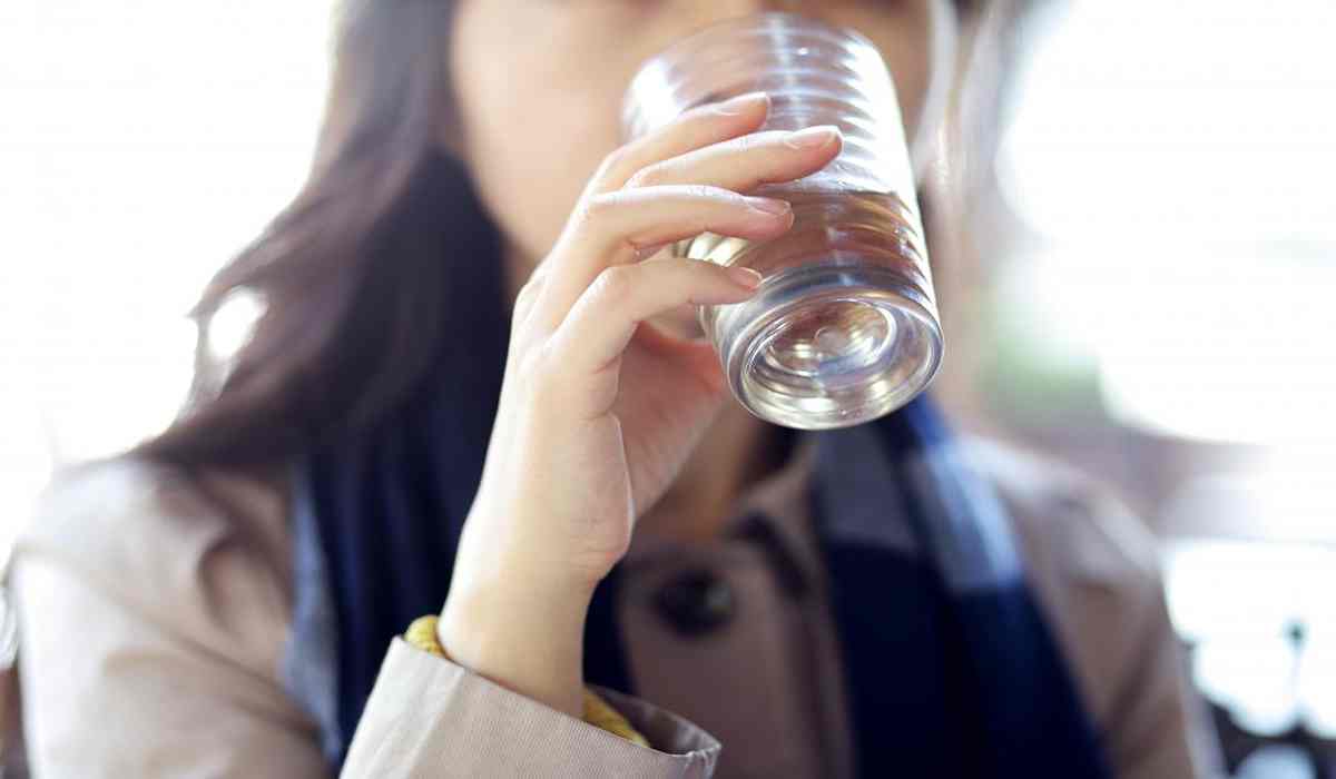 نوشیدن آب برای درمان خانگی اسهال